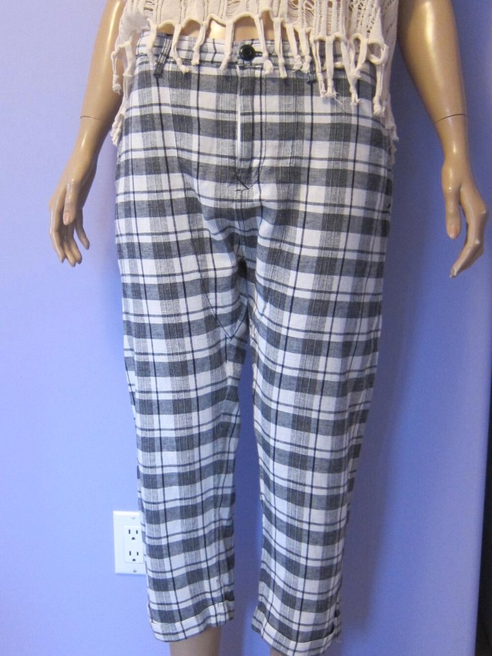 The GREAT.  BLACK/ IVORY LINEN CROPPED PLAID PANTS SIZE 28
